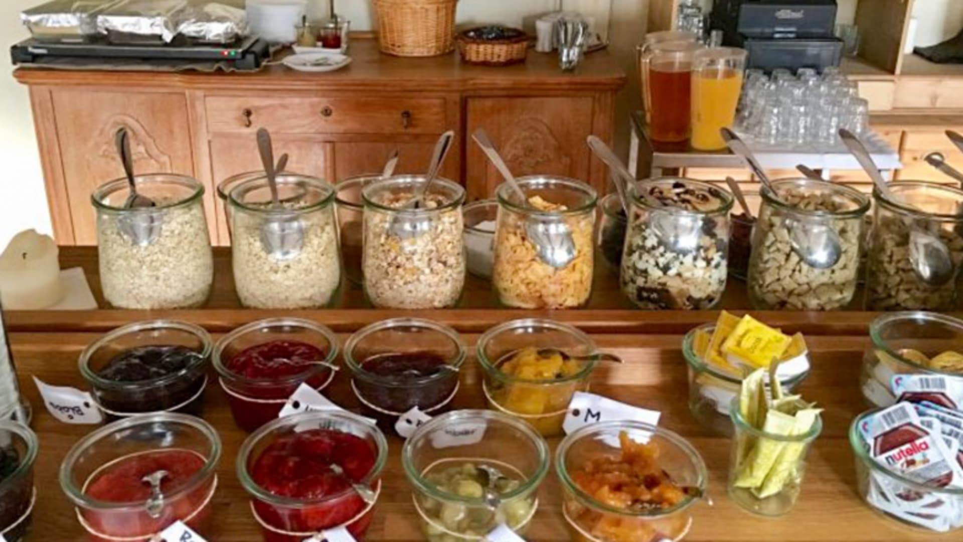 Buffettheke der Pension Slaegtsgaarden mit Müslisorten und dänischen Marmeladen.