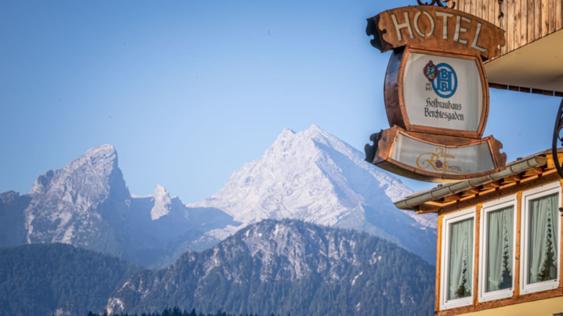 Winteransicht vom Hotel AlpinaRos Demming mit schneebedeckten Bergen des Watzmann-Massivs im Hintergrund.