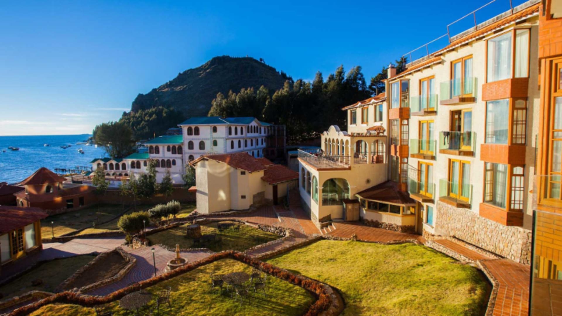 Panoramablick auf das Hotel Rosario Lago Titicaca mit Gartenanlage direkt am Ufer des Titicacasees in Copacabana.