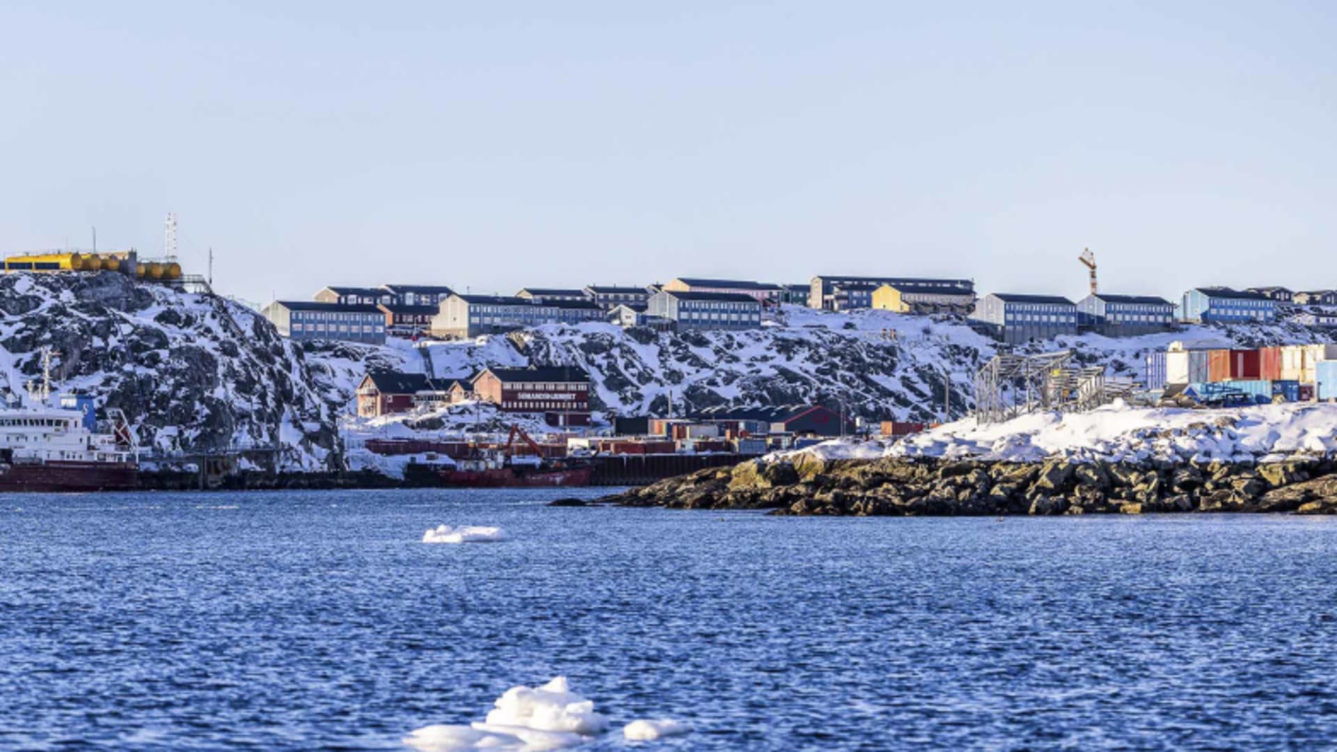 Winterblick auf Nuuk mit bunten Gebäuden und Eisschollen vom Hotel Søma Nuuk aus fotografiert.