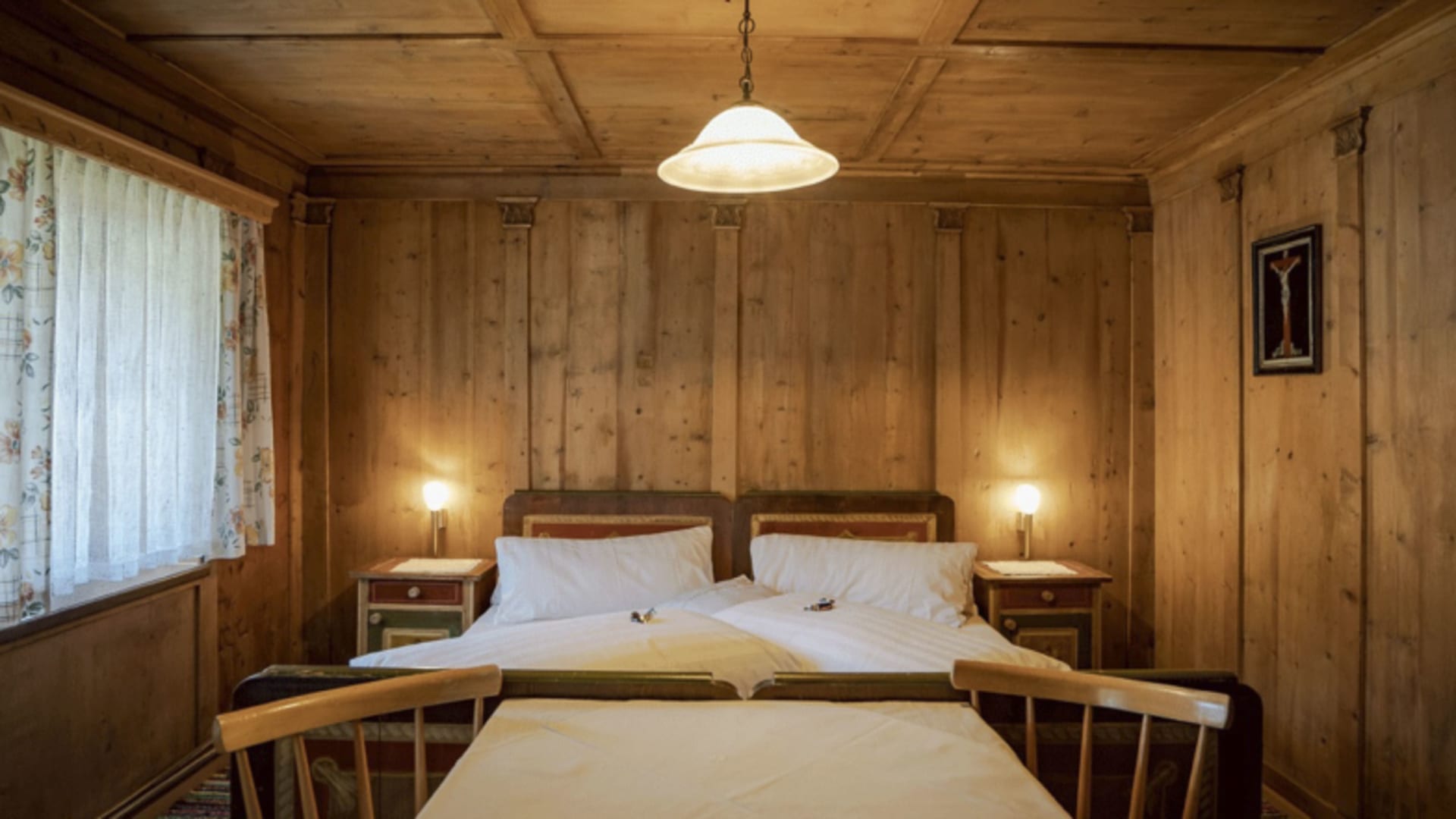 Doppelzimmer mit Holzverkleidung und zwei Einzelbetten im Gasthof Raiffeisen in den Villgratner Bergen.