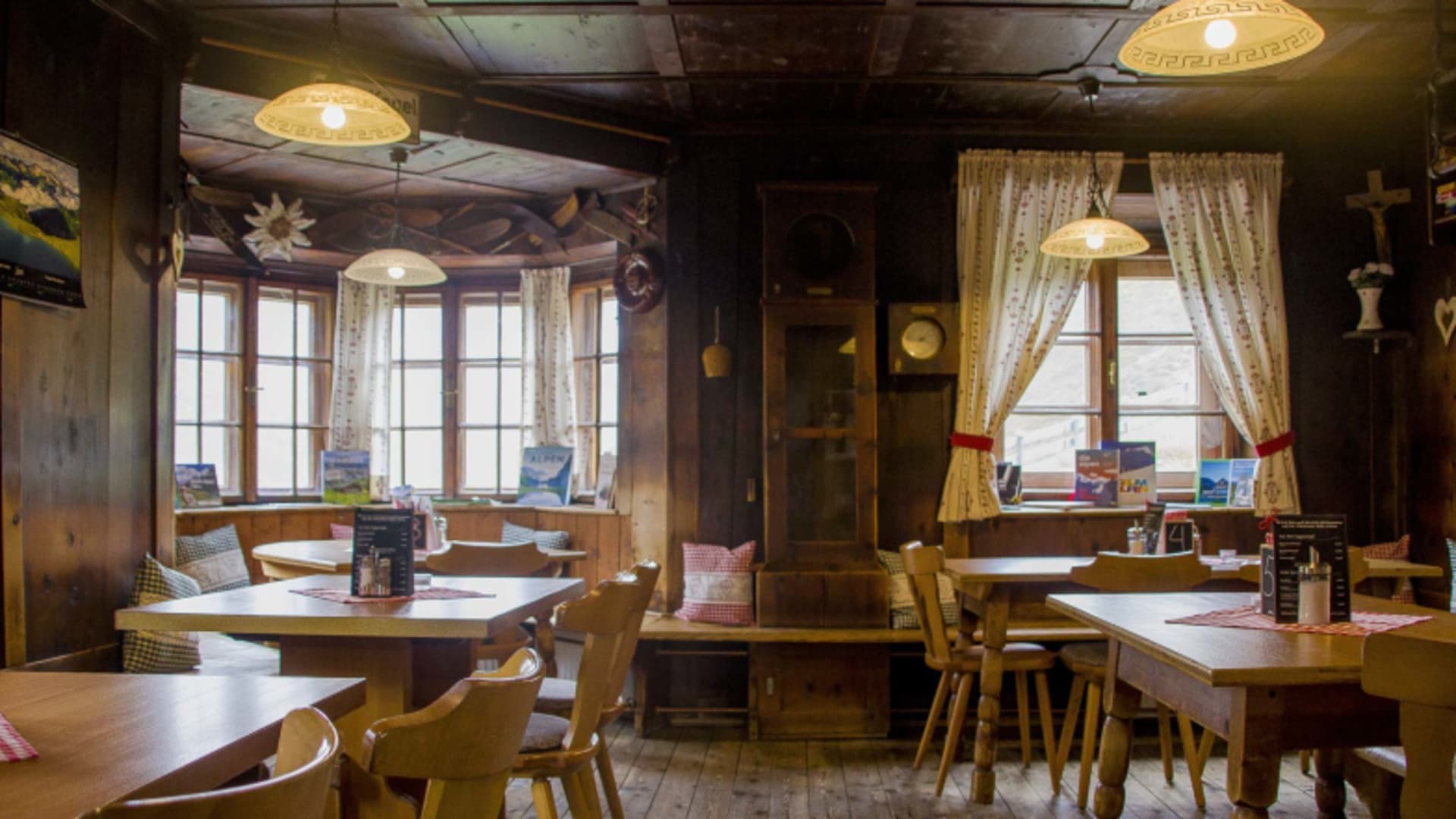 Traditioneller Gastraum der Potsdamer Hütte mit rustikaler Holzeinrichtung und typischer Alpenausstattung.