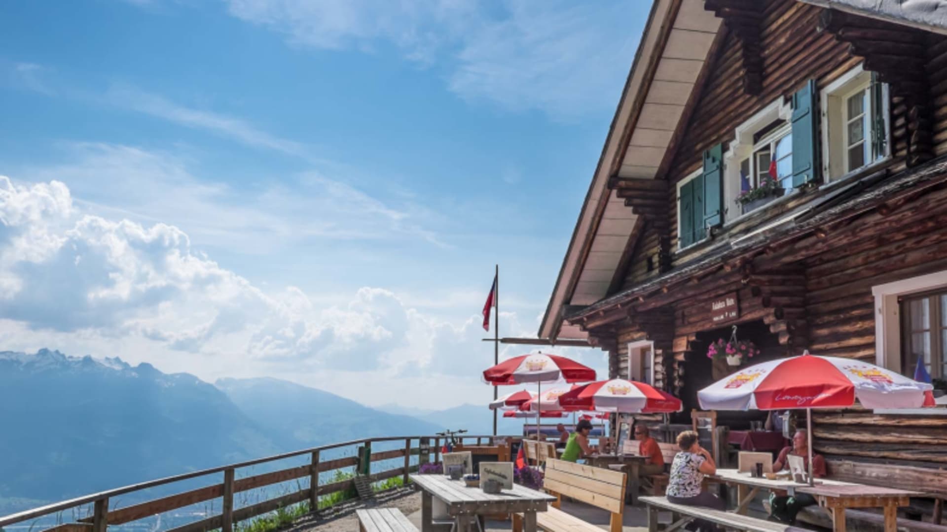 Bergwanderer auf der Terrasse der Gafadurahütte mit Panoramablick auf die Rätikon-Gipfel.