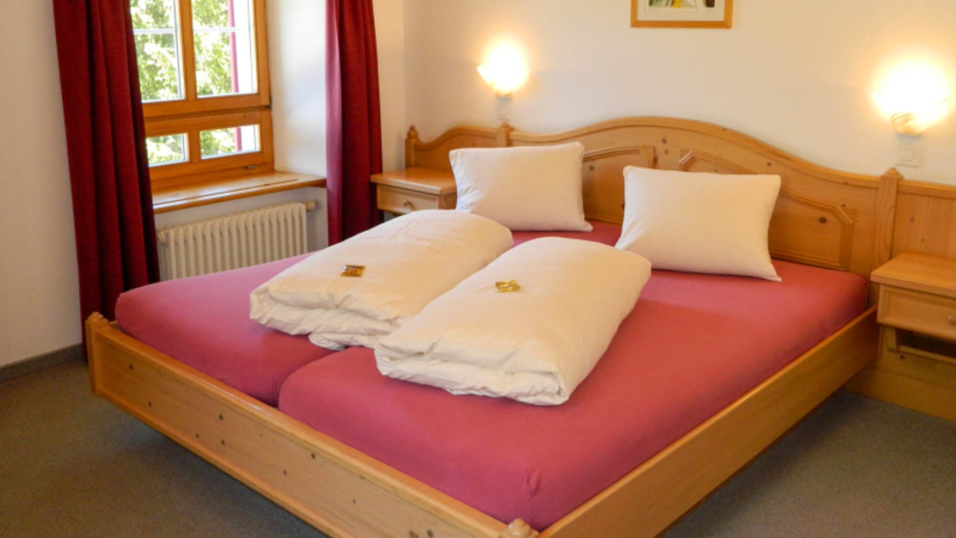 Doppelzimmer im Preda Hotel Kulm mit Kiefernholzbett und traditioneller alpiner Ausstattung.
