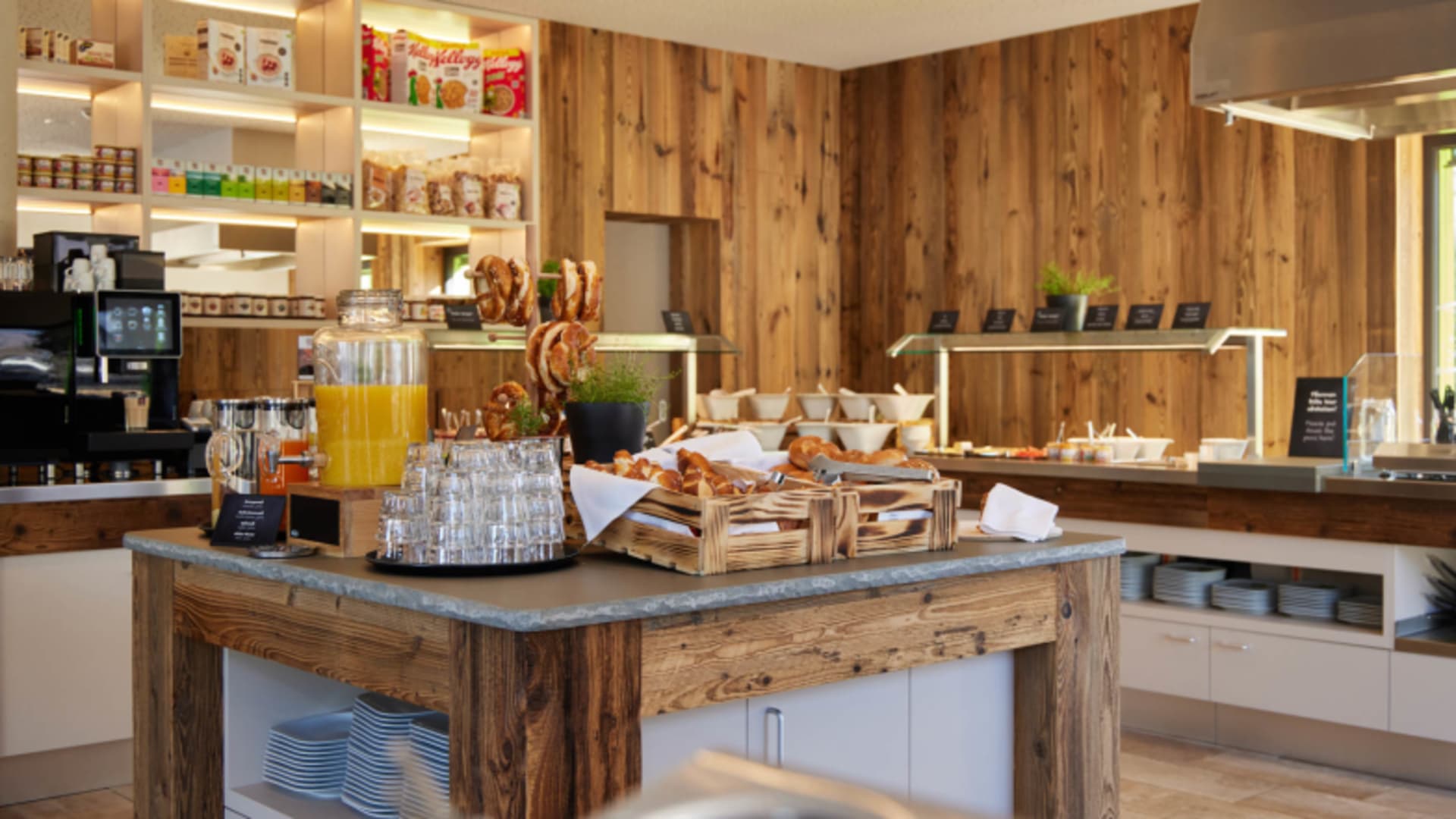 Frühstücksbuffet im Explorer Hotel Stubaital mit Holzdesign und alpiner Einrichtung.