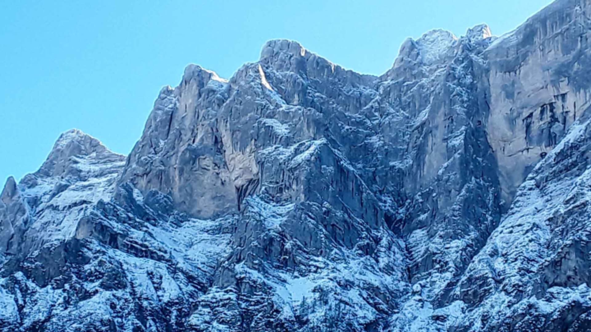 Verschneite Felstürme und Kalksteinwände zeigen Winterverhältnisse rund um die Haindlkarhütte.