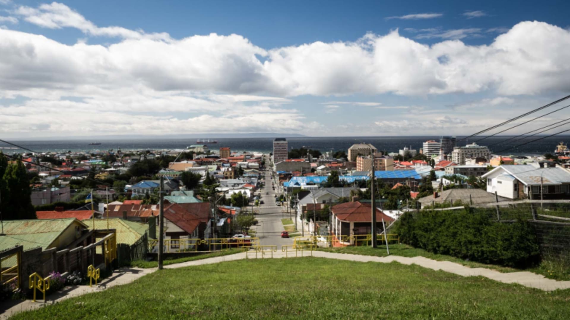 Blick über Punta Arenas vom Hotel Cabo de Hornos zeigt die Stadt mit bunten Dächern bis zur Magellanstraße.