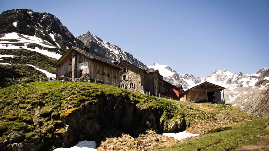 Panorama des Taschachhaus als DAV-Ausbildungsstützpunkt mit schneebedeckten Gipfeln der Ötztaler Alpen im Hintergrund.