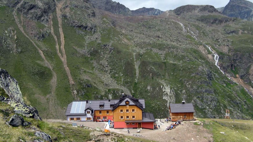 Luftaufnahme zeigt das Taschachhaus mit seinen verschiedenen Gebäudeteilen und Solarpanels auf dem Dach in den Ötztaler 