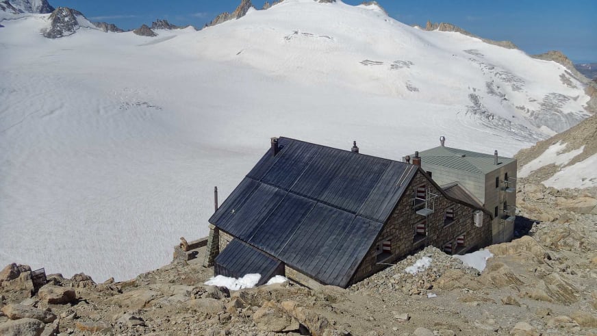 Die Cabane du Trient liegt auf einem Felsplateau mit Blick auf den weißen Gletscher im Mont-Blanc-Massiv.