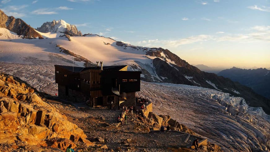 Das Refuge Albert 1er steht auf einem Geröllplateau zwischen Gletscherspalten und schneebedeckten Gipfeln.