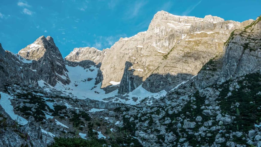 Panorama des Hochgebirgstals mit steilen Kalksteinwänden nahe der Blaueishütte.