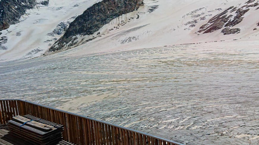 Blick von der Holzterrasse der Finsteraarhornhütte auf den großen Gletscher mit deutlich sichtbaren Spalten.