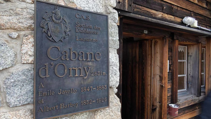 Bronzetafel der Cabane d'Orny zeigt das Wappen des Schweizer Alpenclubs und Widmung an Emile Javelle und Albert Barbey.