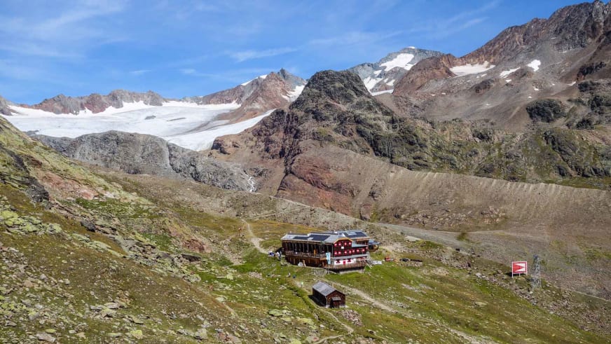 Panoramablick auf die Vernagthütte vor Gletscherkulisse mit Firnfeldern in den Ötztaler Alpen.