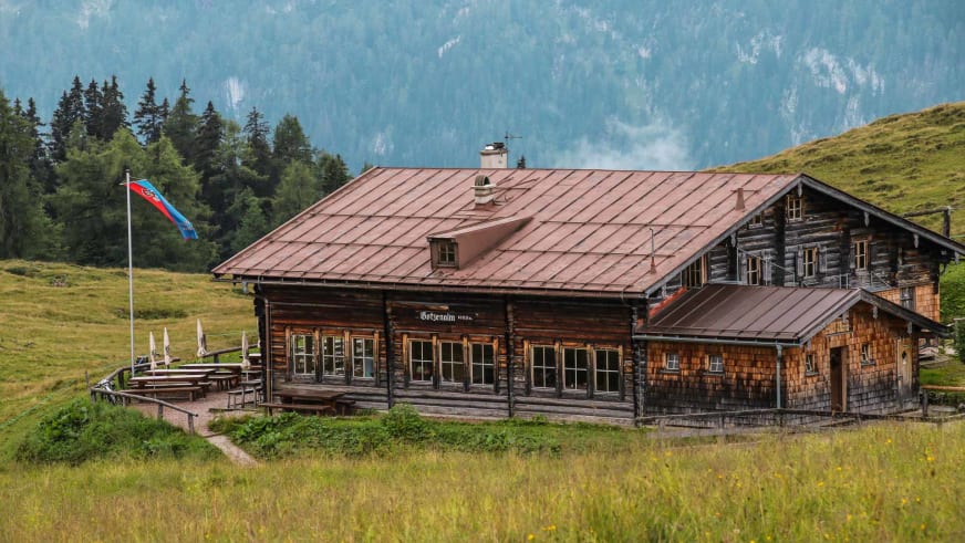 Die Gotzenalm als alpine Berghütte mit traditioneller Holzbauweise im Nationalpark Berchtesgaden.