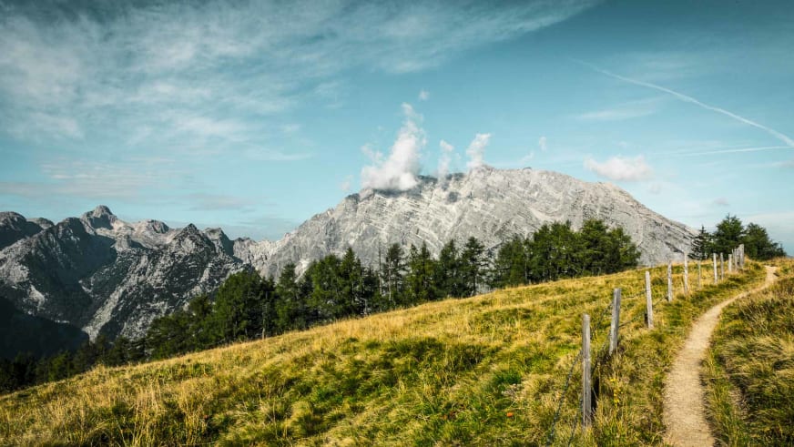 Bergwanderer auf dem Wanderweg zur Gotzenalm mit Blick auf die Kalksteinberge der Umgebung.