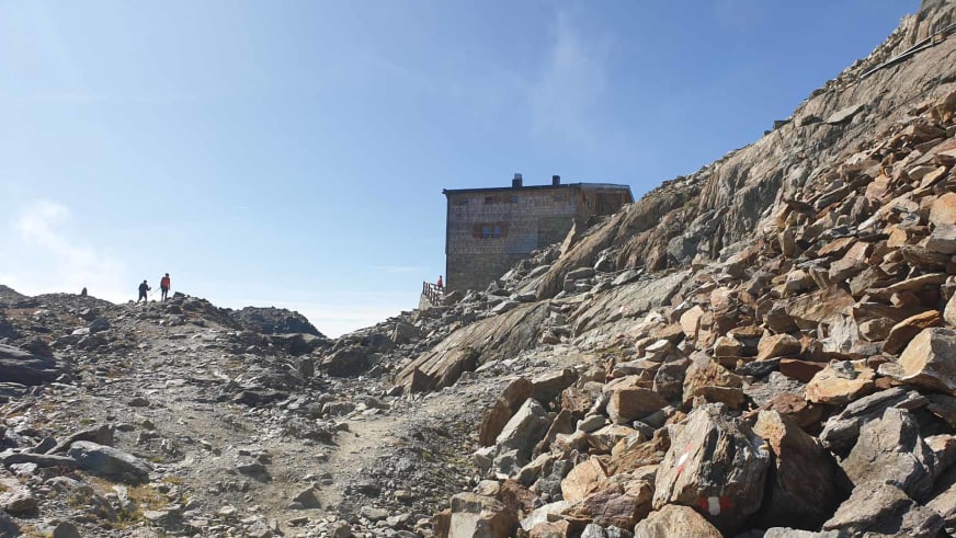 Die Similaunhütte steht auf einem Felsplateau umgeben von Geröll und Schutthalden der Ötztaler Alpen.