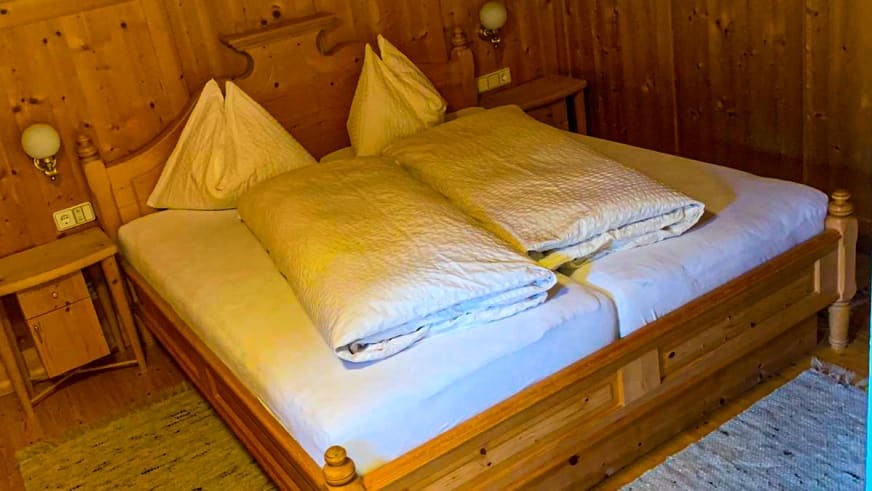 Doppelzimmer im Alpengasthof Bad Kalkstein Innervillgraten mit hellem Holzmobiliar und weißer Bettwäsche.