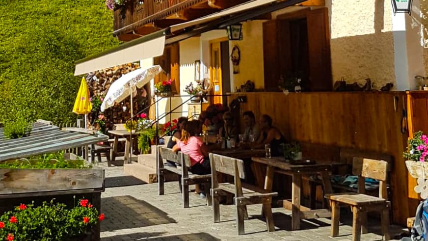 Gäste auf der Terrasse vom Alpengasthof Bad Kalkstein Innervillgraten bei der Einkehr im Sommer.