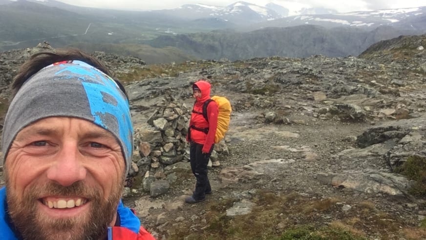 Selfie zeigt Skilehrer Jürgen Brandhuber mit Vollbart und grauer Mütze in hochalpinem Gelände in Norwegen.