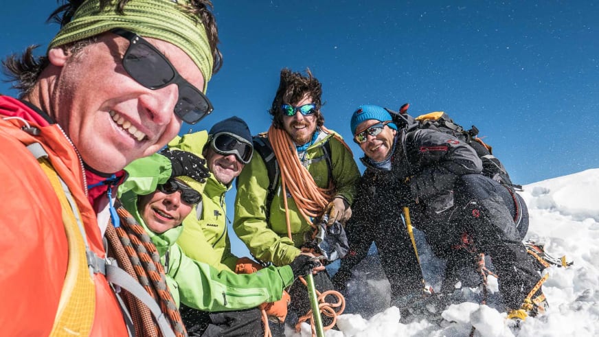 Fünf Personen posieren für Gruppenfoto im Schnee am Mont Blanc, darunter Bergführer Christoph Hummel.