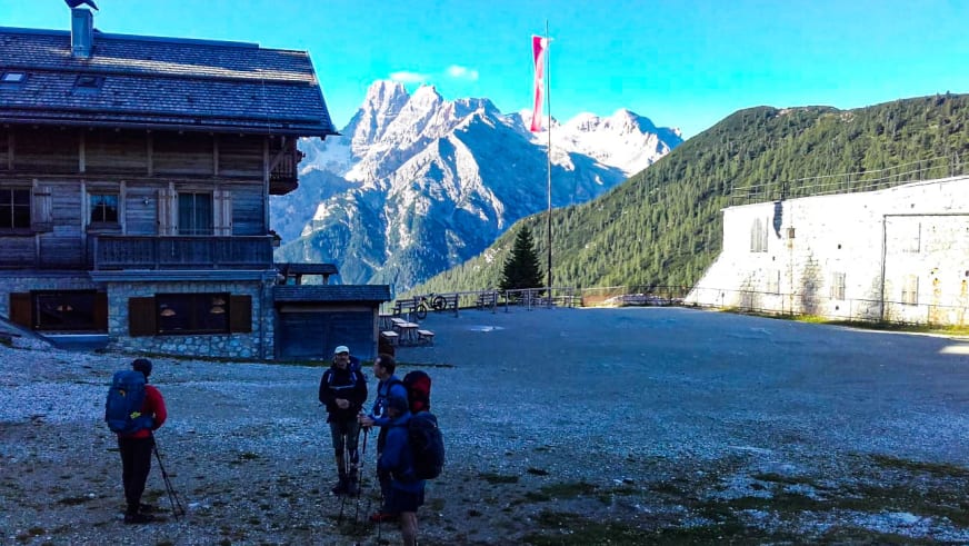 Wanderer mit Rucksäcken sammeln sich vor der Dürrensteinhütte auf 2040 m Höhe in den Dolomiten.