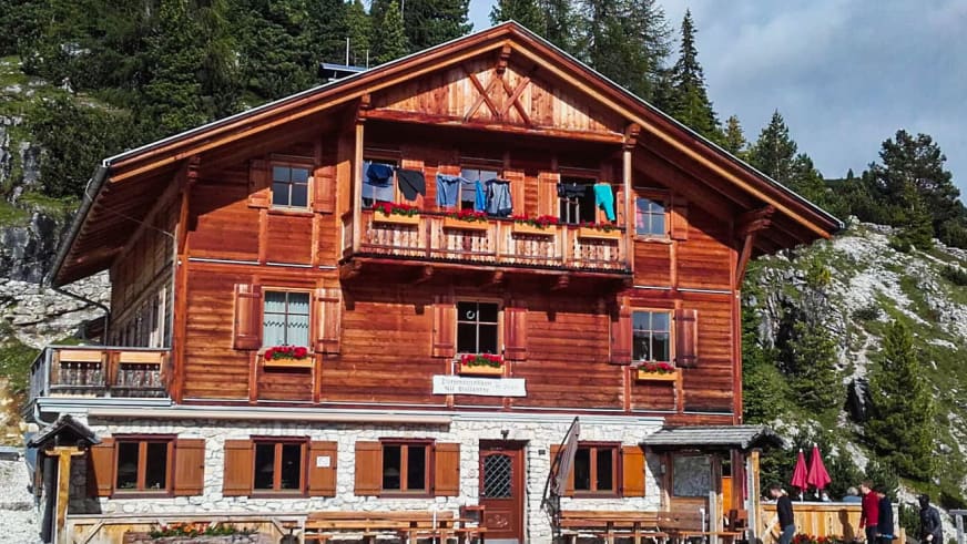Die Dürrensteinhütte zeigt typische Alpenarchitektur mit Naturstein und Holzfassade in felsigem Berggelände.