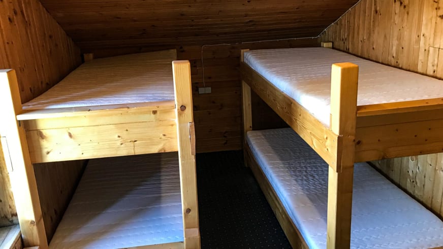 Mehrbettzimmer mit Etagenbetten aus Holz im Tegelberghaus der Ammergauer Alpen.