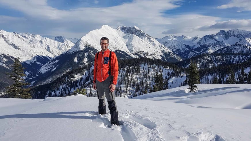 Im Tiefschnee an der Zugspitze lächelt Bergwanderführer Michael Lichtenstern in orangeroter Jacke in die Kamera.