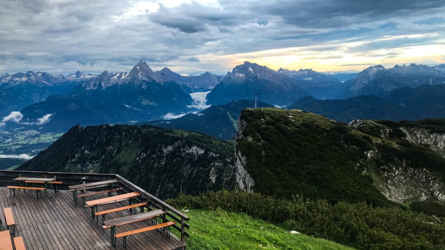 Blick von der Sonnenterrasse des Stöhrhaus auf die Bergkette der Berchtesgadener Alpen mit orangefarbenen Biertischgarni