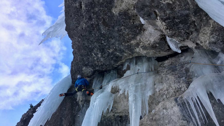 Eisklettern: Bergführer Jonas Wolkenstörfer klettert mit Eispickeln an einer steilen Eiswand aus gefrorenen Wasserfällen.