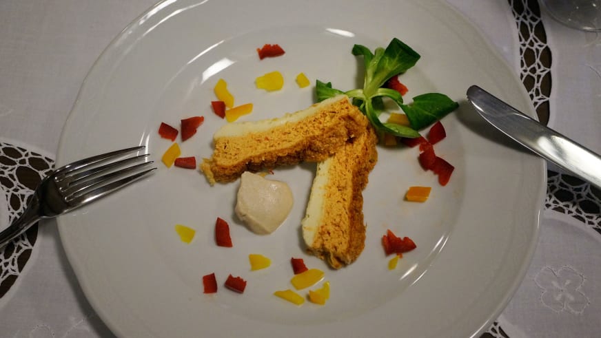 Gemüseflan als Dessert im Restaurant der Pensione Ceaglio mit weißer Creme und bunter Paprika-Garnitur.