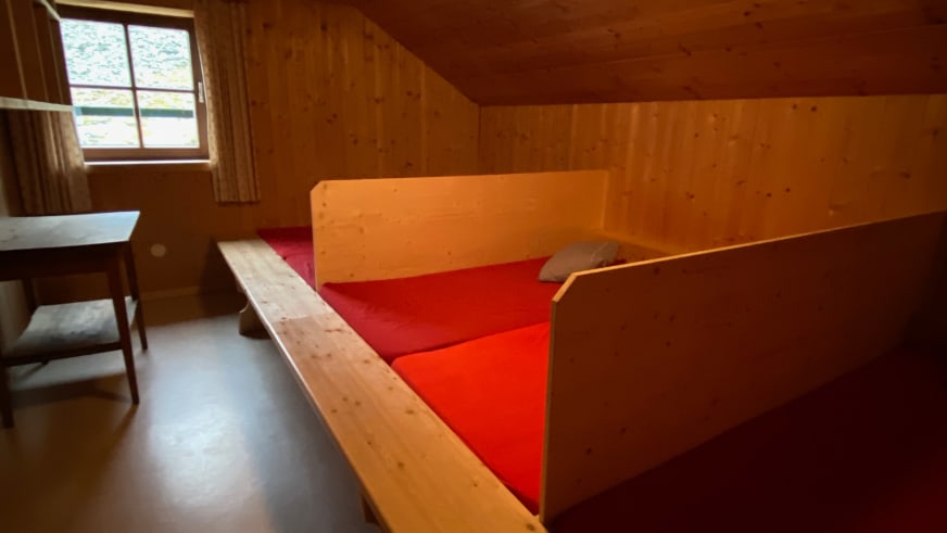 Bergsteiger finden in der Zittauer Hütte funktionale Schlafräume mit Etagenbetten und Holzausstattung.
