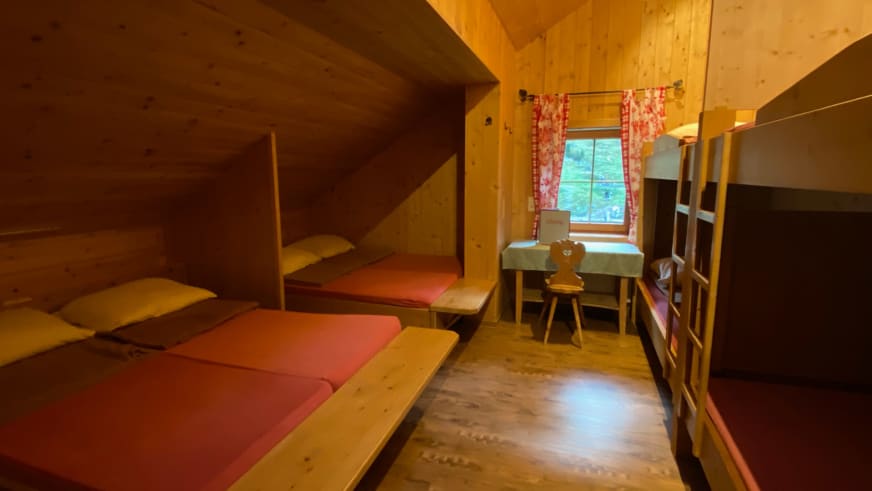 Mehrbettzimmer mit Stockbetten unter dem Dach im Krimmler Tauernhaus.