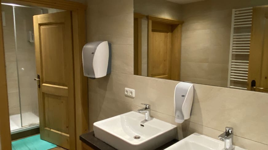 Moderne Sanitäranlagen mit Duschen und Waschbecken im Krimmler Tauernhaus.