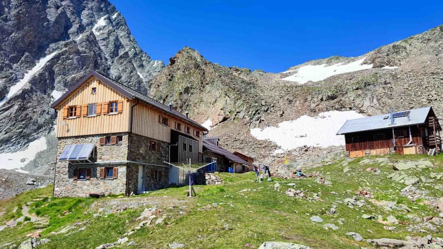 Bergsteiger vor der Kaunergrathütte als Stützpunkt für Wanderungen in den Ötztaler Alpen.