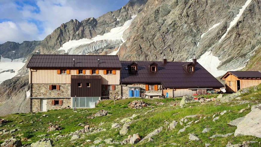 Alpine Bauweise der Kaunergrathütte mit Natursteinmauerwerk und Holzverschalung in hochalpiner Umgebung.