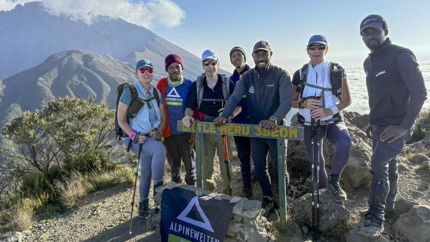 Wandergruppe am Gipfelschild Little Meru 3.820 m, erreichbar von der Sattelhütte (Mt. Meru).