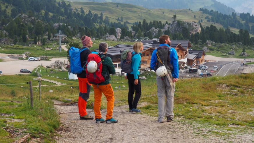 Fünf Personen in Wanderkleidung stehen auf Schotterweg, dabei Bergwanderführer Horst Kopelent, und betrachten das Alpental.