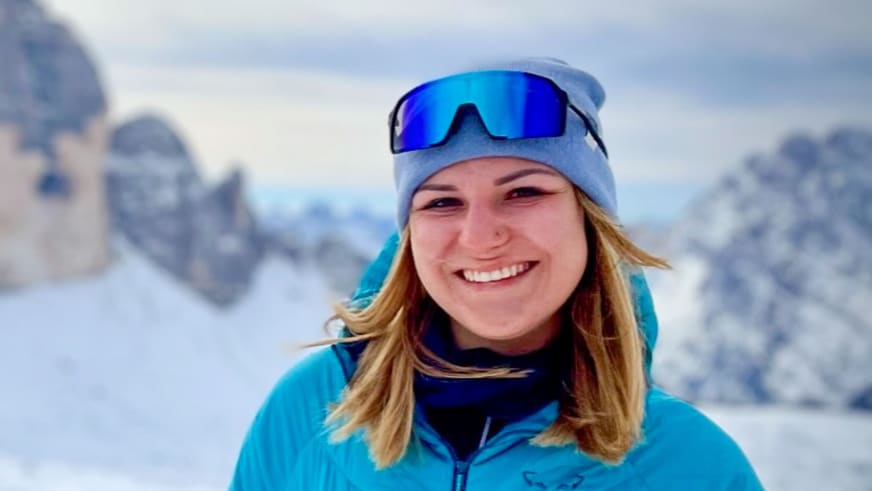 Portrait von Bergwanderführerin Alina Elisabeth Leitinger mit grauer Mütze und türkiser Softshelljacke.