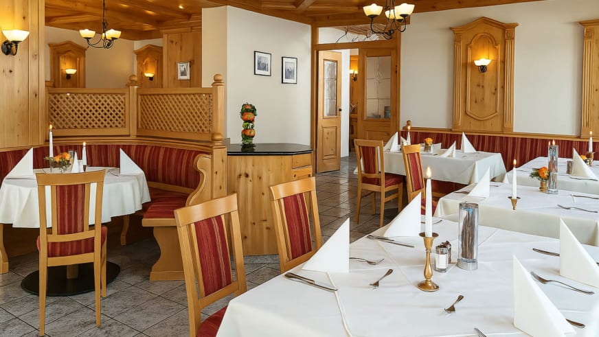 Gastraum im Hotel-Garni zur Linde mit traditioneller Einrichtung und eingedeckten Tischen.
