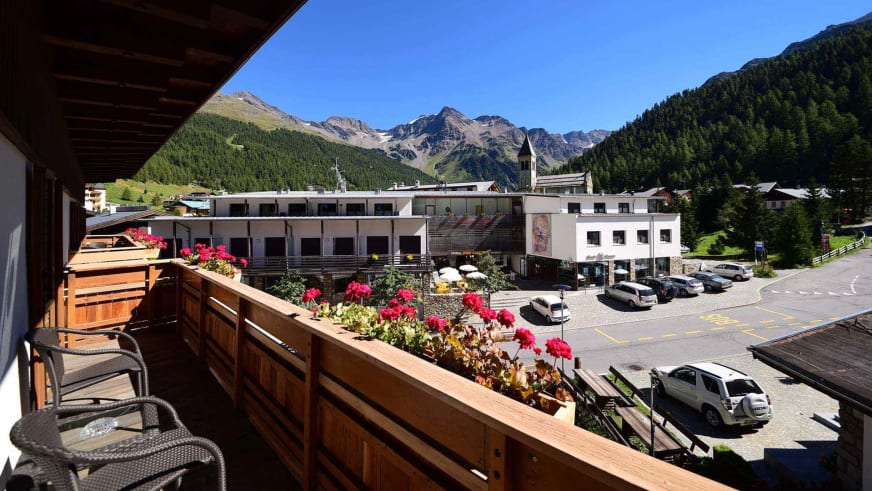 Panoramablick vom Balkon im Alpin Garni die kleine Post auf das Bergdorf Sulden im Ortlergebiet.
