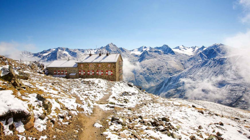 Die Breslauer Hütte im Winter auf 2.844 m zwischen Schneefeldern mit Blick auf die vergletscherten Gipfel der Ötztaler A