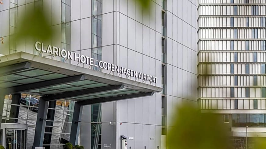 Moderne Hotelfassade des Clarion Hotel Kopenhagen mit weißer Glasfront und deutlich sichtbarem Schriftzug.