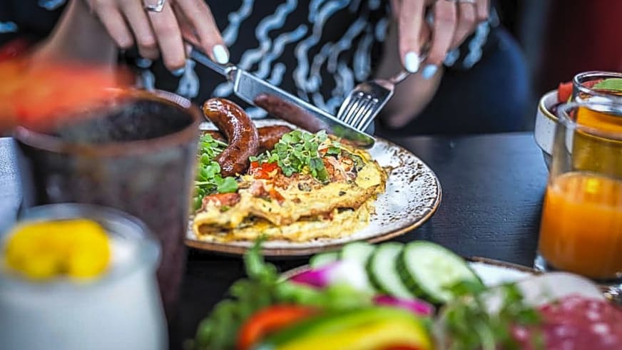 Omelett mit Wurst und Kräutern wird im Restaurant des Clarion Hotel Kopenhagen serviert.