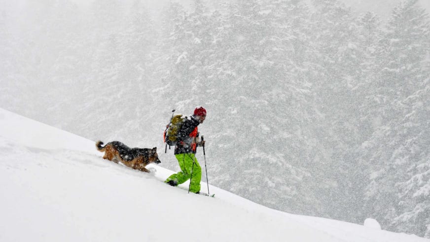 Bei starkem Schneefall steigt Bergwanderführer Nacho Carreras Codina mit Schneeschuhen einen steilen Hang hinauf.