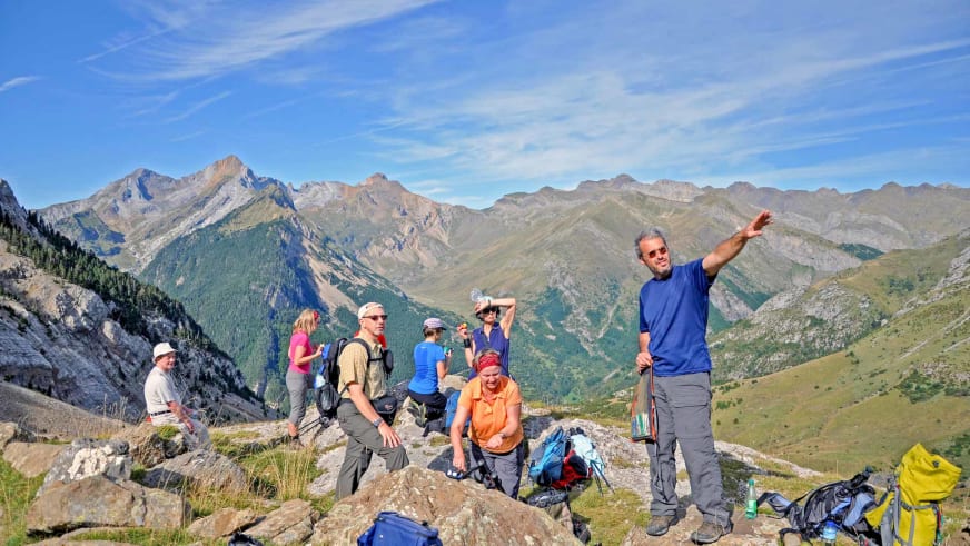 Gruppenfoto mit acht Personen auf Bergplateau, darunter Bergwanderführer Nacho Carreras Codina in blauem T-Shirt.