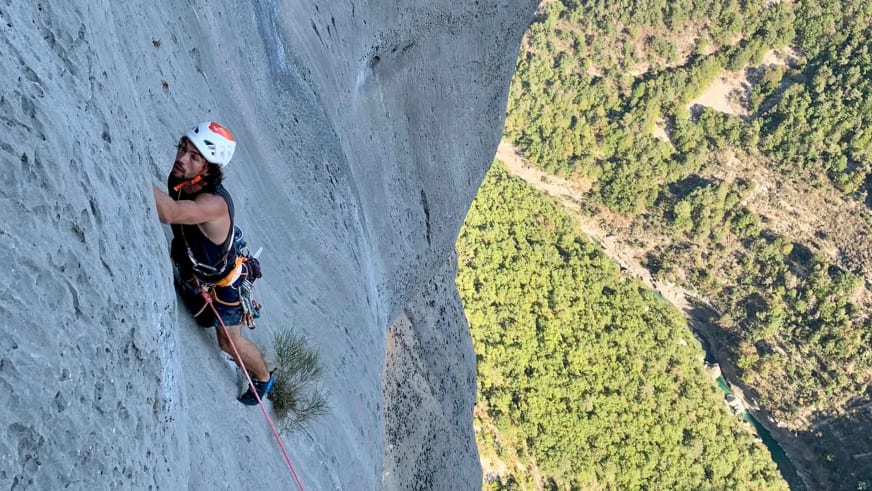 Aus der Vogelperspektive zeigt das Bild Bergführer Jakob Halder beim aktiven Klettern in steiler Kalksteinwand.