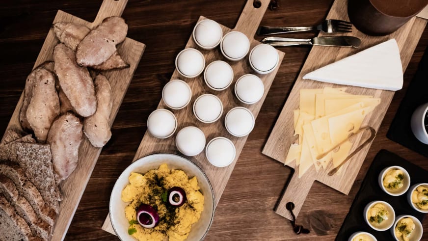 Traditionelles norwegisches Frühstücksbuffet im Fjærland Fjordstove Hotell mit Brot, Käse und regionalen Spezialitäten.
